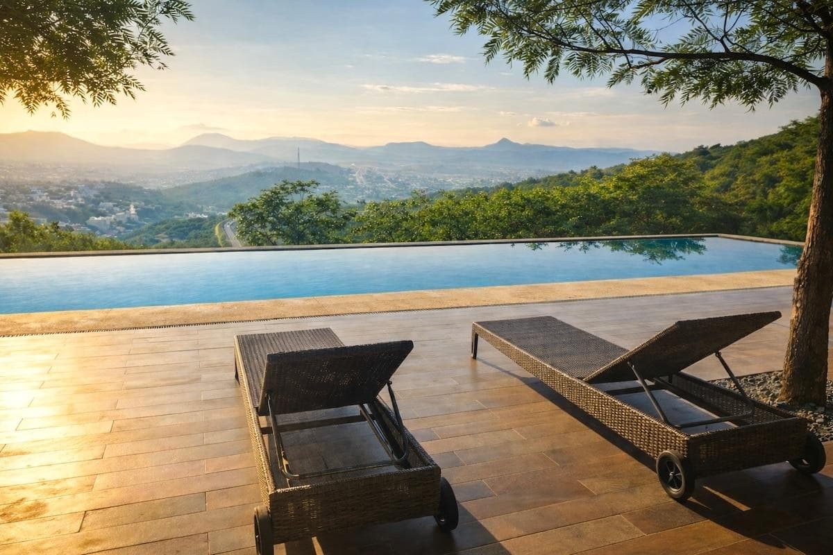 Casa club  con alberca panorámica tipo infinity. Disfruta atardeceres espectaculares rodeado de naturaleza, con camastros para relajarte en un ambiente exclusivo y tranquilo. Ideal para descansar, tomar el sol y vivir una experiencia de lujo.